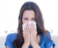 Mujer estornudando