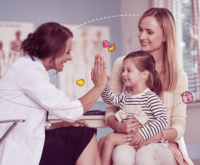 Doctora junto a niña y su madre