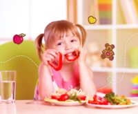 Niña comiendo vegetales