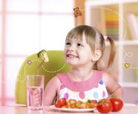 Niña comiendo vegetales