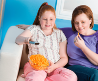 Mujer e hija comida no saludable
