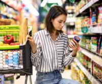 Joven comprando en supermercado