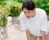 Hombre con expresión cansada
