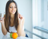 Mujer joven eligiendo un multivitamínico