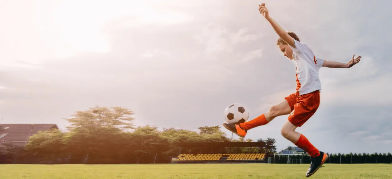 Niño jugando futbol